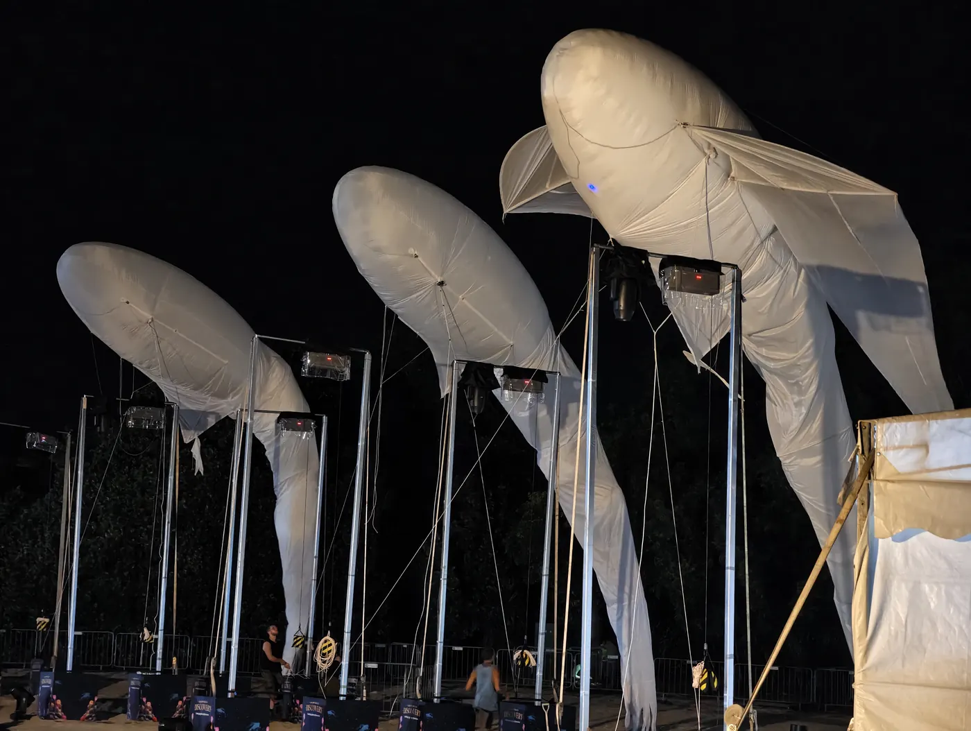 Lift system supporting floating inflatables on site at night