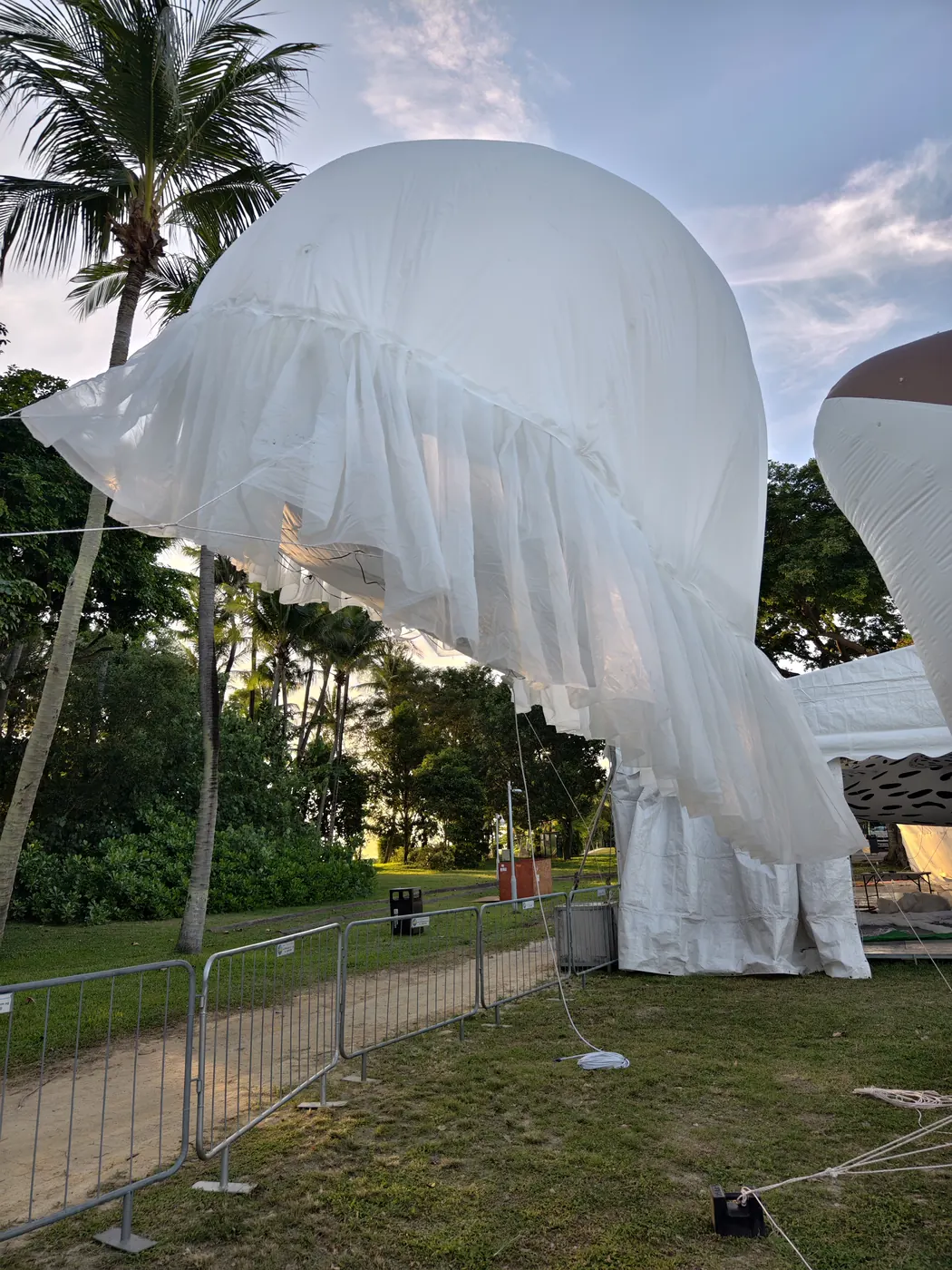 On-site assembly of a giant jellyfish inflatable structure