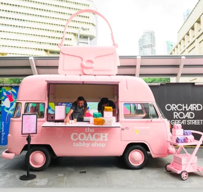 用于品牌快闪活动的粉色复古 Kombi Van