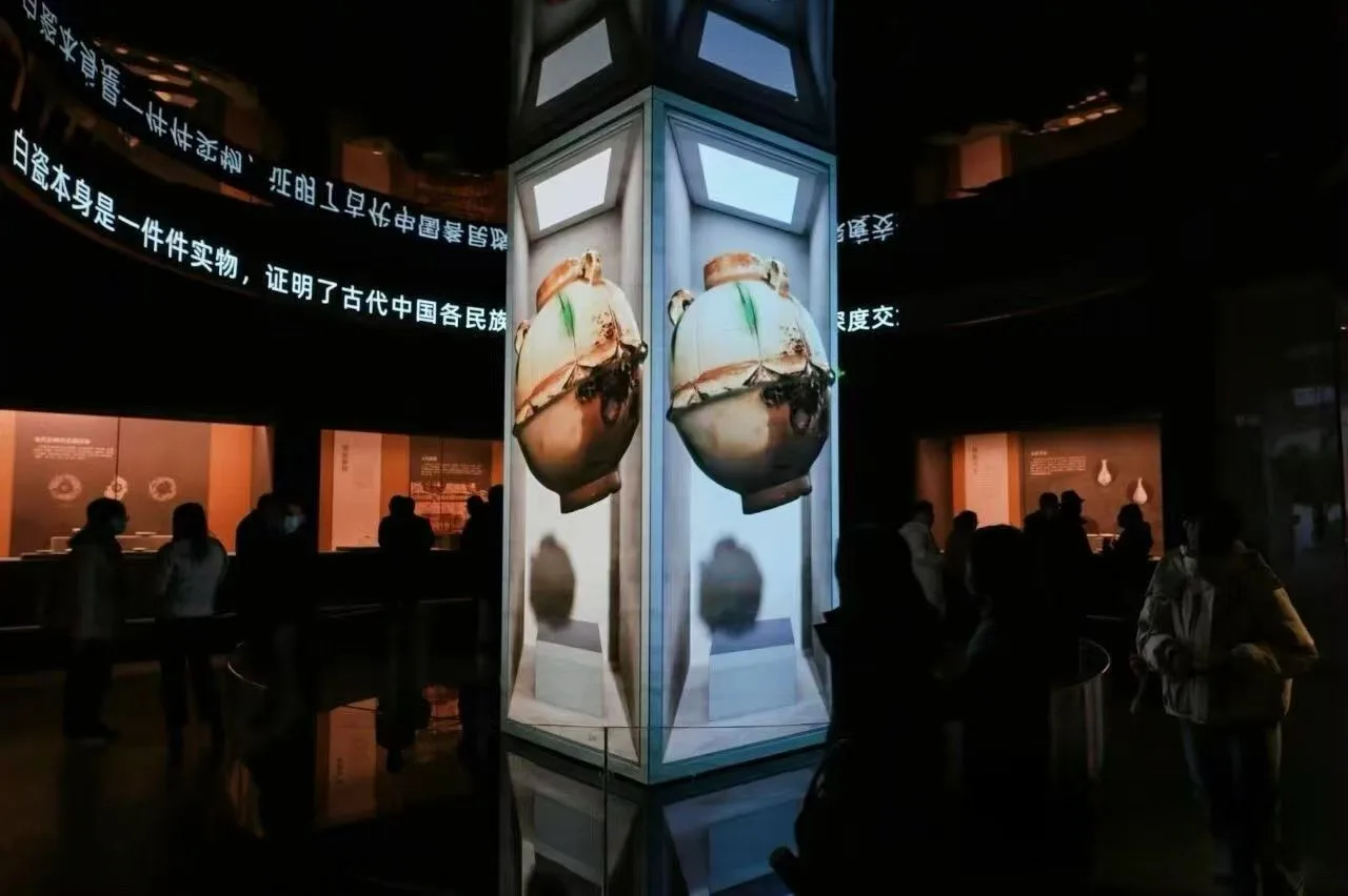 Digital display column installation in an exhibition space
